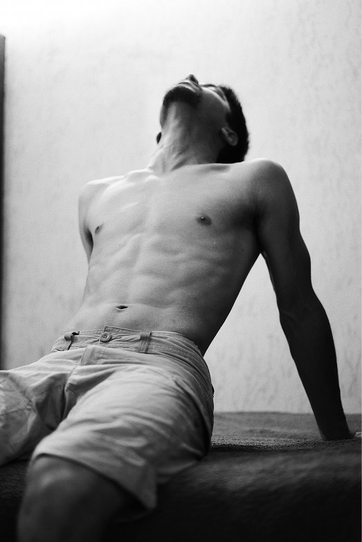 homme torse nu qui regarde le ciel