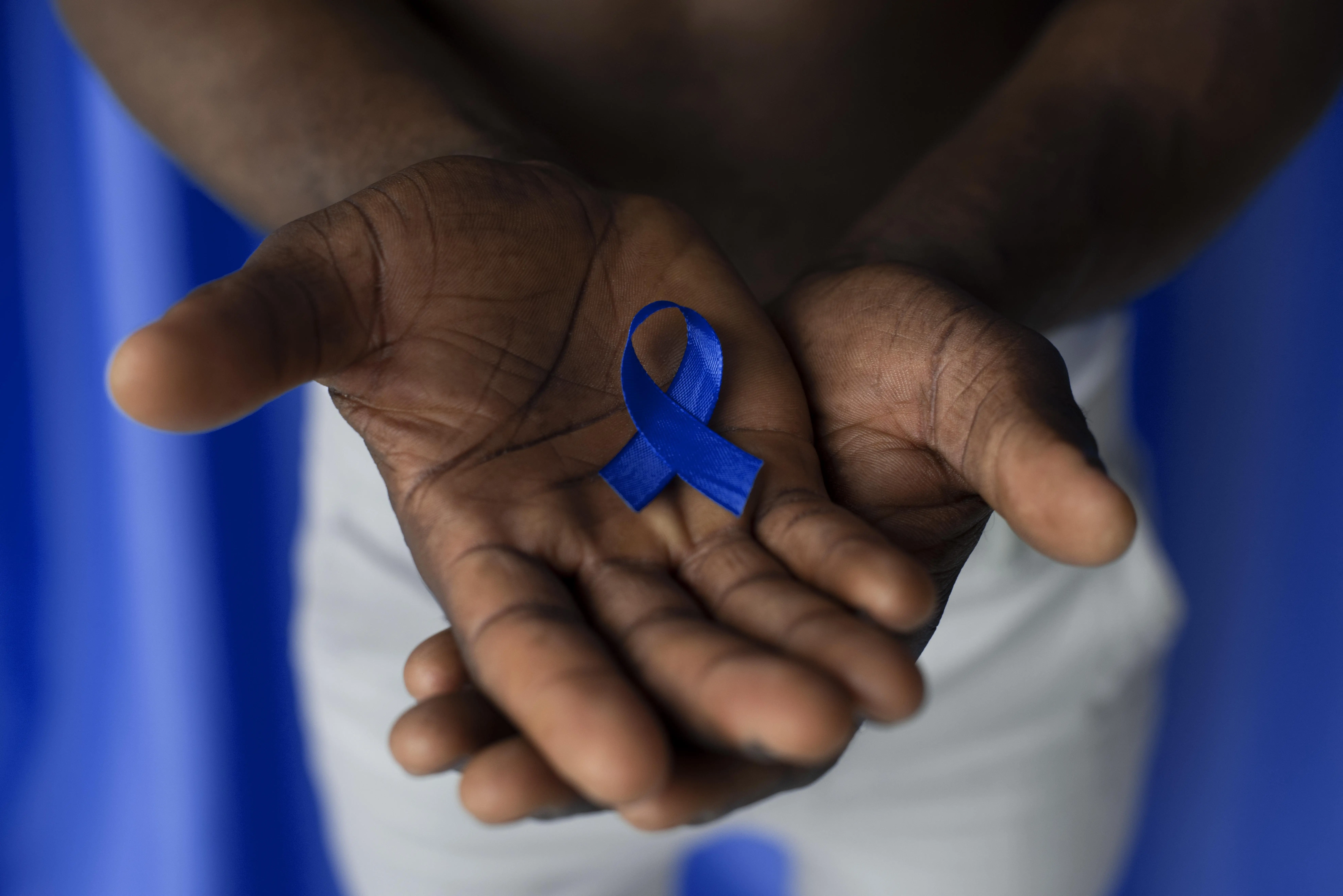 homme tenant un ruban pour dire à quoi sert la prostate
