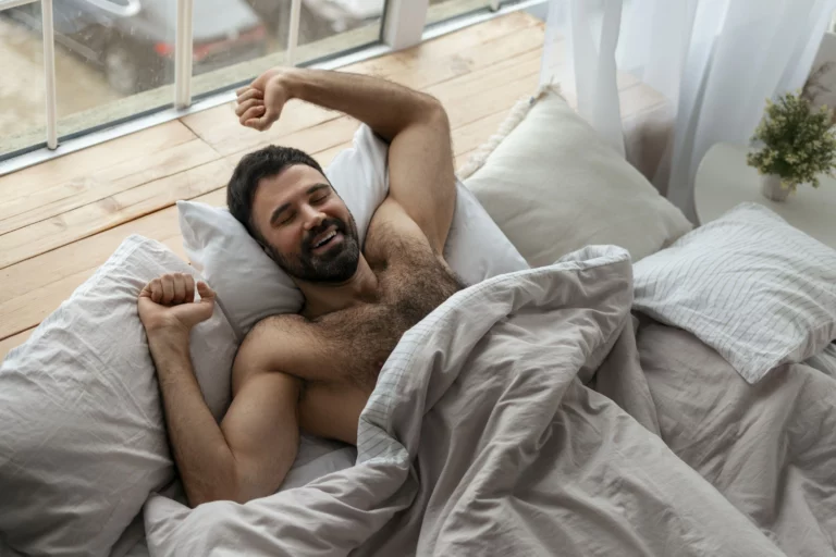 homme heureux dans son lit après avoir utilisé son masturbateur rotatif